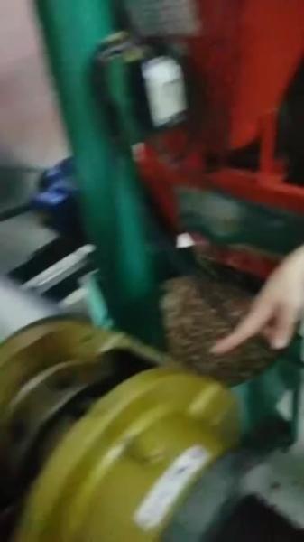 Palm Screw Oil Seed Press Machine Carbon Steel Material 10-20 Tons Per 24hours