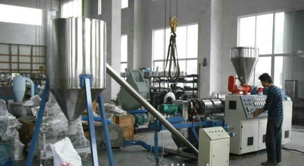 Extrusora de parafuso quente do gêmeo do granulador do corte do PVC, linha de produção plástica da pelota do PVC