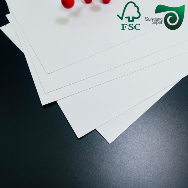 Papel de cobre de 70 gramos en rodillos únicos para aplicaciones de etiquetado Papel C1S brillante FSC