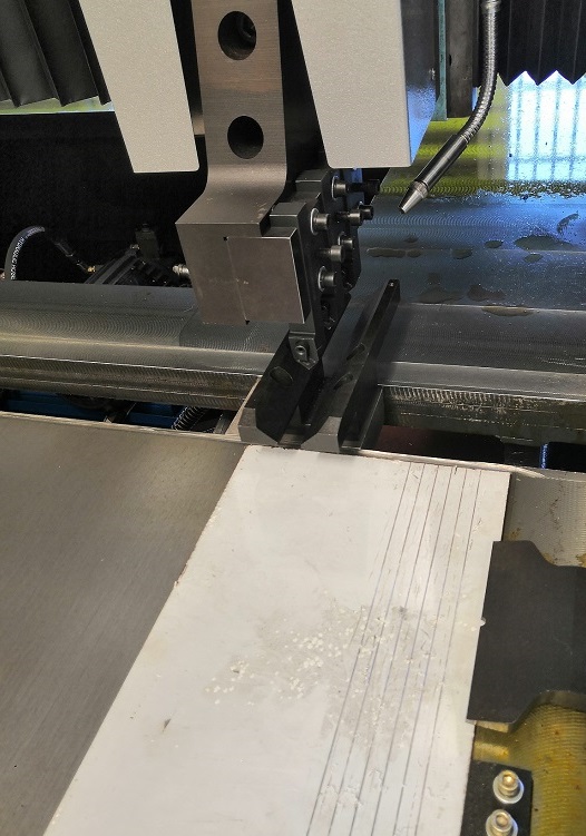 V-отрезка сервопривода автомата для резки паза CNC v металлического листа машина полного ведя счет