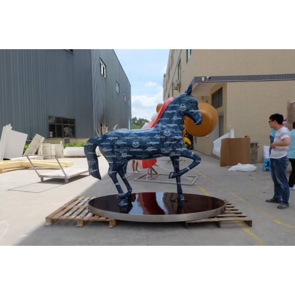 FRP (Fiberglass Reinforced Plastic) Balloon Horse Sculpture: A Decorative Sculpture Clearly of the Same Style, Used as a IP Event Installation, Landscape Ornament, and Decoration for Bars and