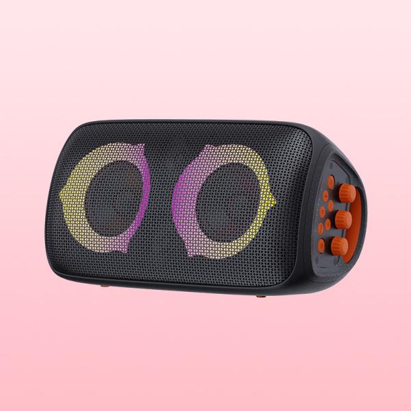 Увлекательный Bluetooth-динамик на улице с микрофоном и караоке