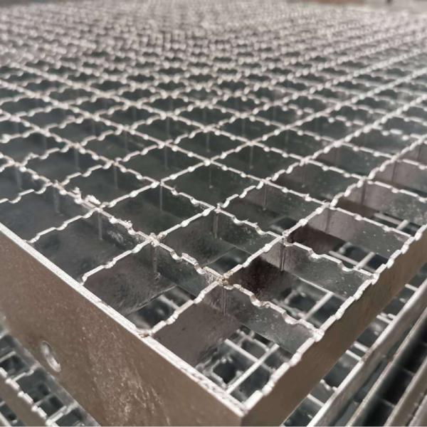 Вода дорожки подъездной дороги стекая горячую окунутую гальванизированную решетку