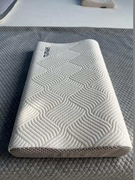 Skin Friendly Contoured Memory Foam Pillow Moisture Absorbent Cervical Contour Pillow