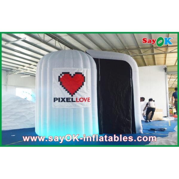 La cabina inflable de la foto emplea el paño inflable redondeado blanco de Photobooth 210D Oxford y la luz del LED