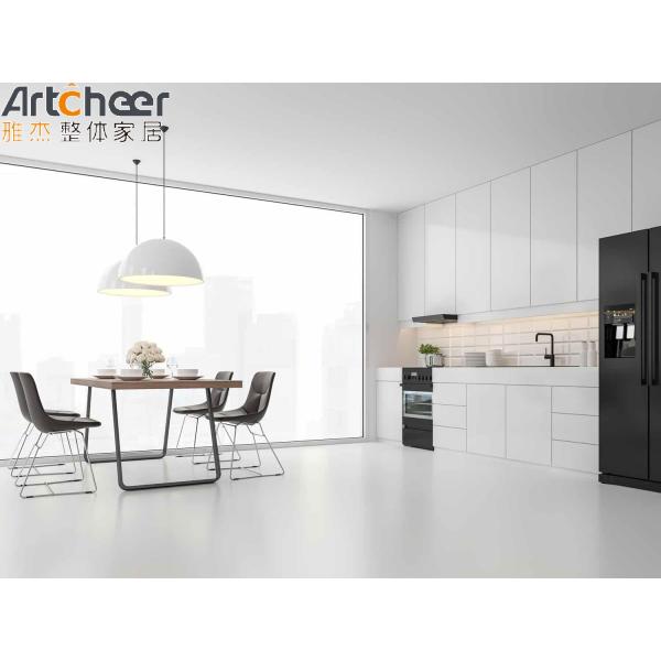 Малый открытый кухонный шкаф с современным высокоблестящим белым шкафом и черным высоким шкафом