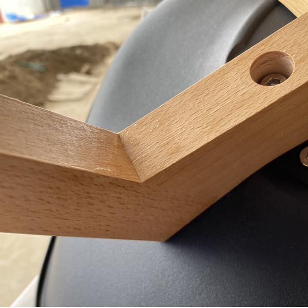 Silla de comedor moderna de plástico con patas de madera de haya