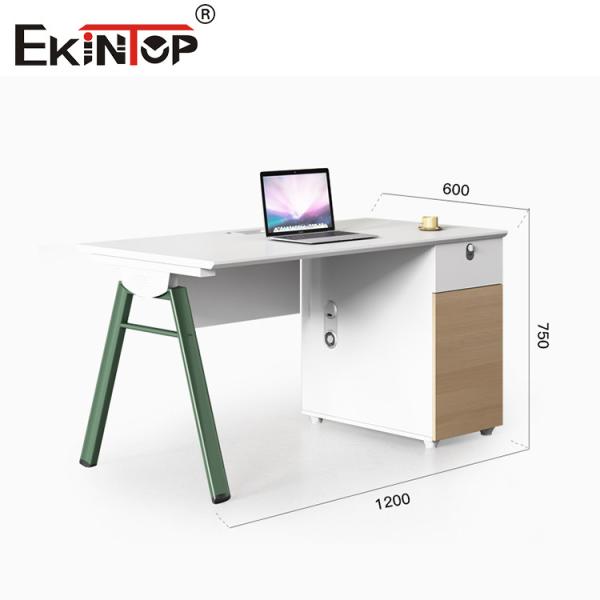 Рабочие станции для работников в бизнес-стиле с деревянным верхом и металлическими ногами