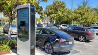 Estaciones al aire libre de 43 pulgadas pantalla de señalización digital a prueba de agua LCD pila de carga de coche eléctrico