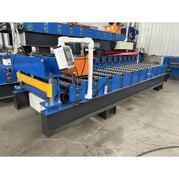 Corrugated Roof Panel Roofing Roll Forming Machine Precision Cutting 5.5Kw Stable Structure
