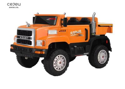 As crianças montam no carro do caminhão elétrico com o brinquedo da bateria 12V recarregável