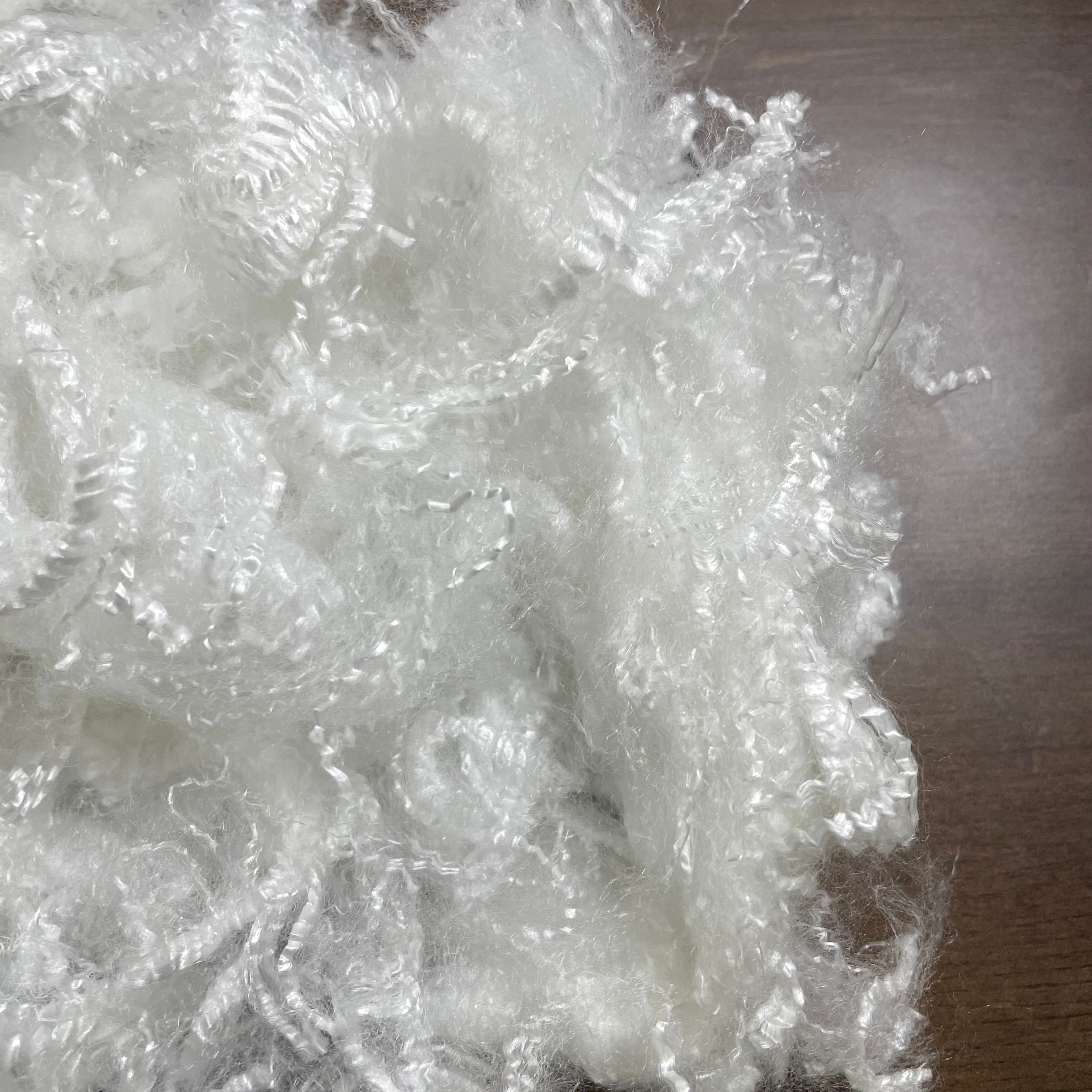 Only 40% of the dosage is needed for low melting point and enhanced hardness. It can be used for bonding clothing, bags and other scenes without the need for glue.