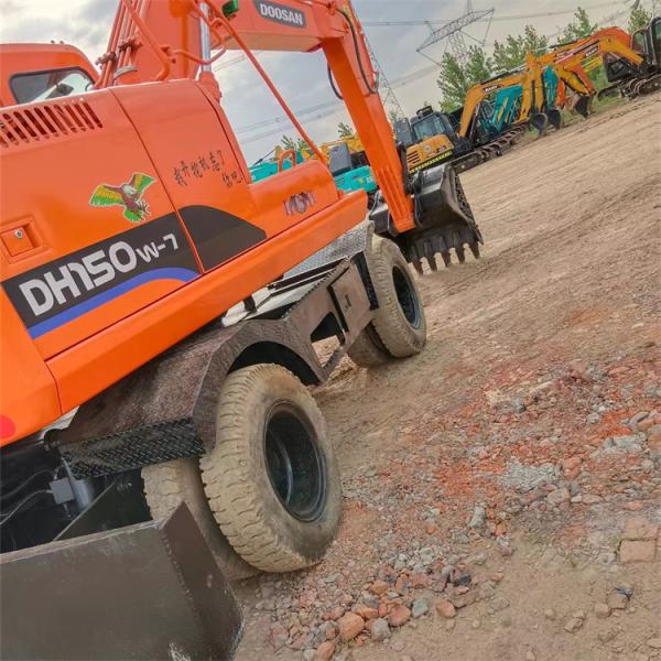 Excavadora de segunda mano Doosan DH150 con un peso de máquina de 15000 KG en el medio
