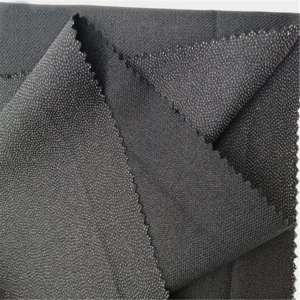 Noircissez le crochet couvert et l'oeil de tissu utilisés pour le pardessus, la robe et les pantalons