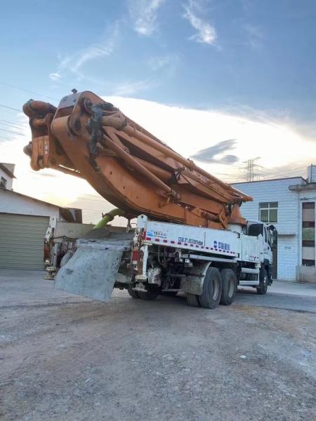 Service après-vente Zoomlion 47m Plaque de lotissement piste montée pompe deuxième camion de pompage