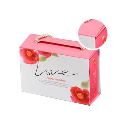 Forme a caixa de presente clássica do cartão com o punho para o cosmético/perfume