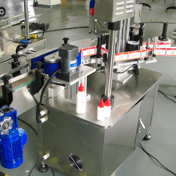 Sticker Bottle Labeling Equipment Machine For Round Container Distilleries 100BPH