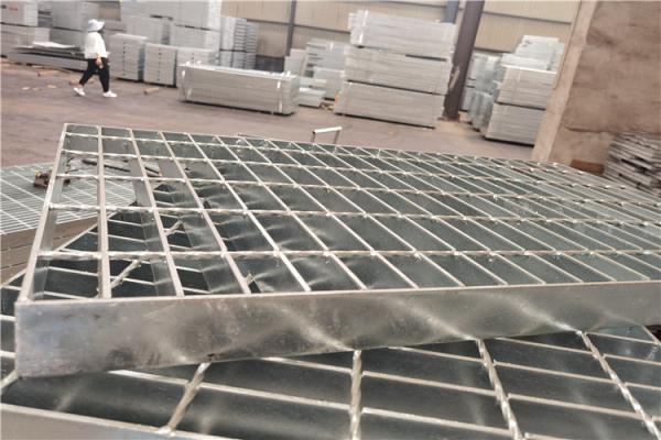 Checkered Galvanized Steel Bar Grating 80mm 100mm Heavy Duty Metal Grating