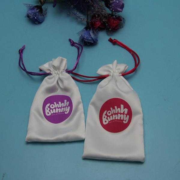 Роскошная красочная сумка Дравстринг сатинировки с материалом логотипа износоустойчивым мягким