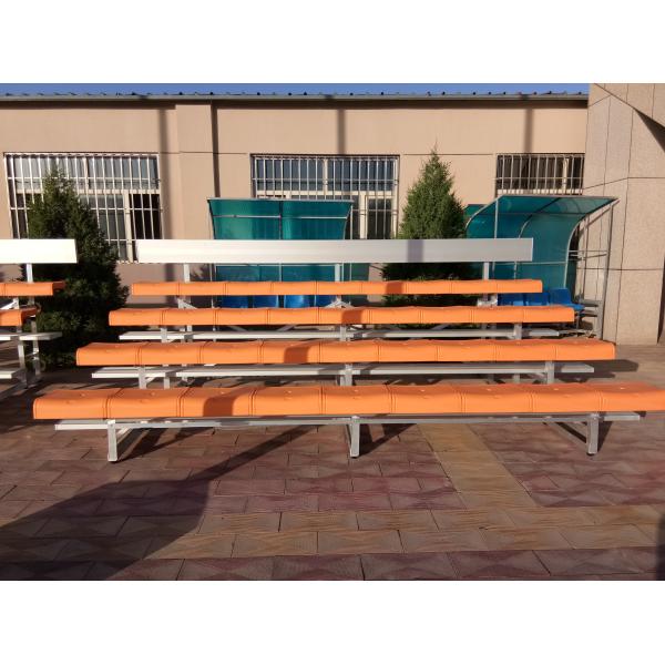 Место на открытой трибуне металла алюминиевой спортивной площадки на открытом воздухе 4 строки с местами