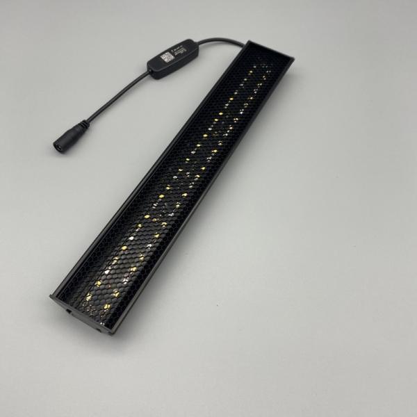 Lumière de reptile UVB à spectre complet LED Lumière de reptile UVB linéaire pour serpent lézard
