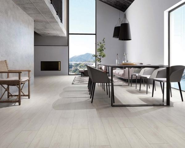 Des bandes de porcelaine en bois gris et beige de 200x1000 mm pour salle de bain et projet