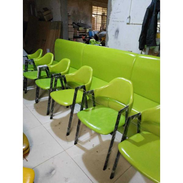 Форменная рамка металла обедая стулья с серым цветом минималистского утюга оружий зеленым желтым