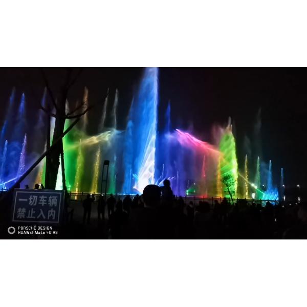 Озеро Музыка Танцы Выступление На улице Фонтан Вода Экран Кинопроектор