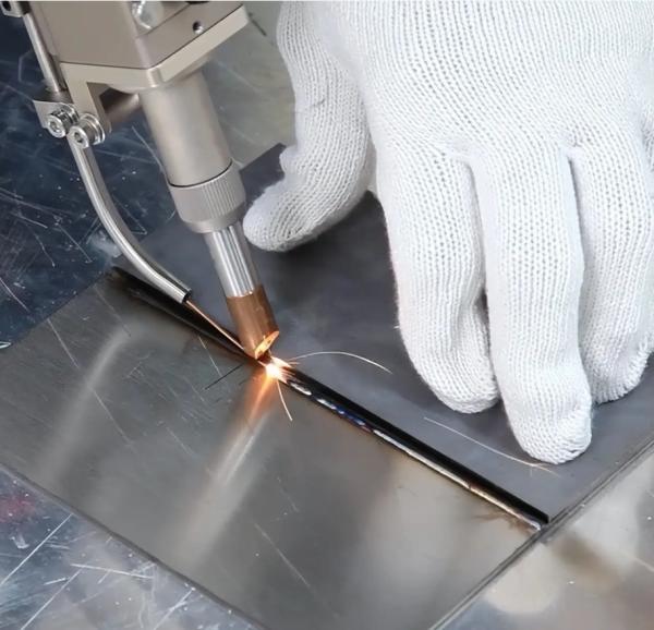 1kw 1.5kw 2kw soldadora láser de fibra portátil para aleación de aluminio de placa de acero