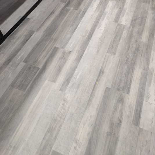 Полы SPC легко нажимать водонепроницаемый огнеупорный пол для внутренних помещен