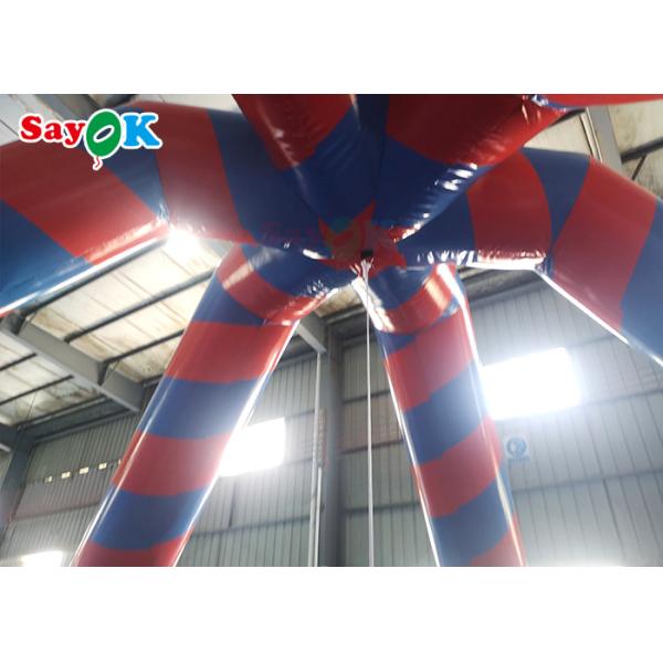 Шарики коммерчески раздувного замка крокодила вися подпрыгивая крытые