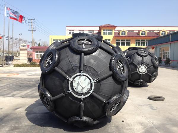 Energy Absorption Yokohama Black Cylindrical Rubber Pneumatic Fenders for Marine Bumpers