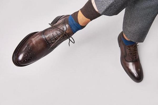 O estilo clássico de Oxford das sapatas de vestido formal dos homens do plutônio anunciou sapatas feitos a mão para o negócio