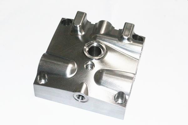 Fábrica dos componentes do robô que faz as peças de metal do CNC que fazem à máquina serviços