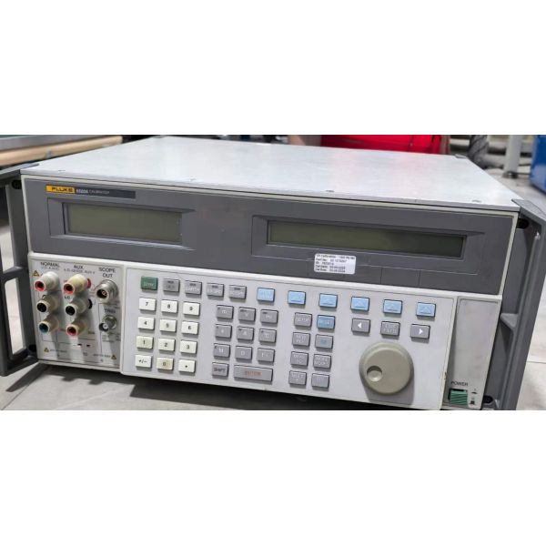 Fluke 5520A Multi Function Calibrator 20A Direct Current Output with Pressure Measurement 600 MHz Scope Calibration