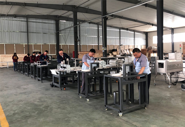 Отрывистая линия собачьей еды обслуживаний прессуя