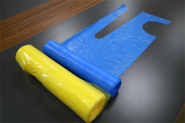 Polythene Disposable Adult Aprons , Unisex Use And Throw Aprons Fluid Resistant