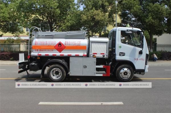 Small 2cbm Fuel Tanker Truck 6 Wheels Mini Diesel Engine Bowser Truck