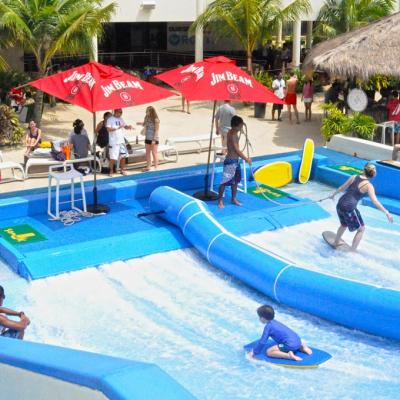 Passeio surfando da água de Flowrider, passeio extremo do divertimento do esporte para atrações da água
