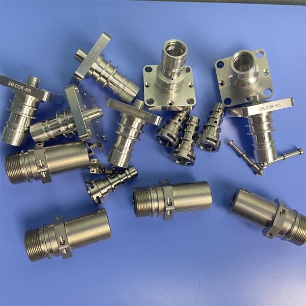 Capa de revestimento de componentes metálicos usinados por CNC para produtos industriais