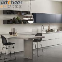 Armario de cocina sin manos moderno con encimera de mármol y mesa de comedor de isla
