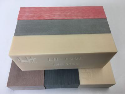 O multi bloco da modelagem da placa do trabalho feito com ferramentas da cola Epoxy da cor para o iate modela o modelo do ofício
