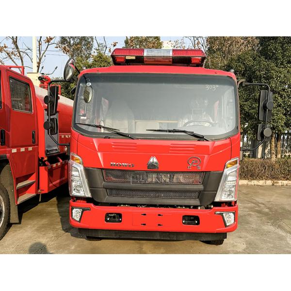 Новый пожарный фургон с легкой водой