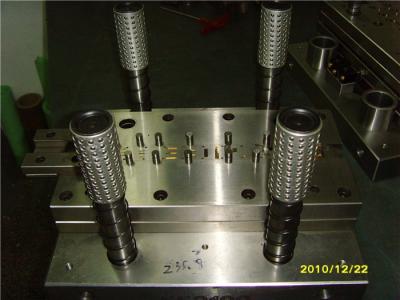 Trabalho feito com ferramentas automotivo do progresso dos dados de carimbo do metal da precisão de Ximen para os pinos de bronze do soquete