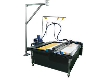 colando a máquina que cola o gluer do CNC do plotador para exposições e caixas mais grandes