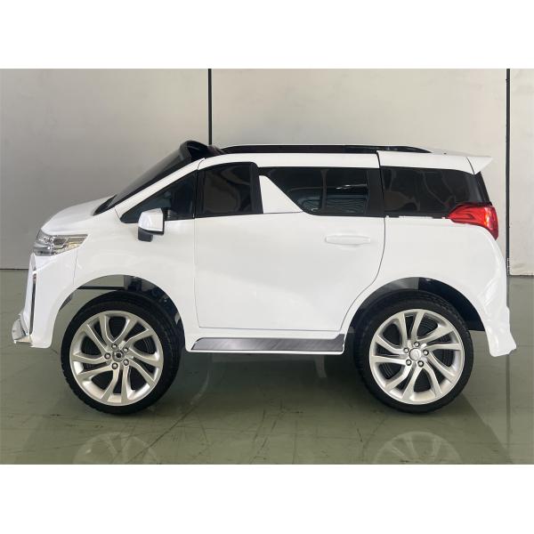 Niños de 3 a 8 años montan un auto eléctrico de batería con control remoto