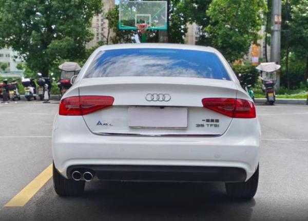 2015 Audi Of A4L Sedan Gás gasolina 2.0T 180PS L4 132kW/320Nm R19 Luxury Dynamic Modelo LHD Carro usado