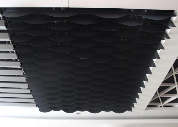 Aeroporto suspendido falso de ondulação de decoração arquitetónico de Ceilingfor da lâmina da tira do teto de alumínio do defletor