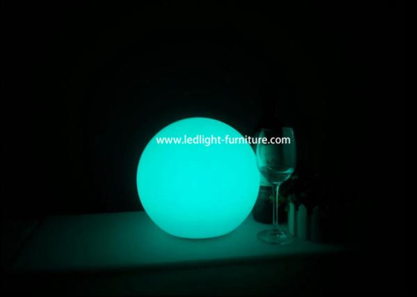 As multi cores conduzidas iluminam acima o diâmetro de bola 16 para a decoração da árvore de Natal