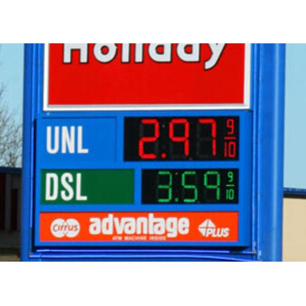 Signes menés de la station service DIP546 18, affichage mené des prix avec l'automobile - obscurcissant